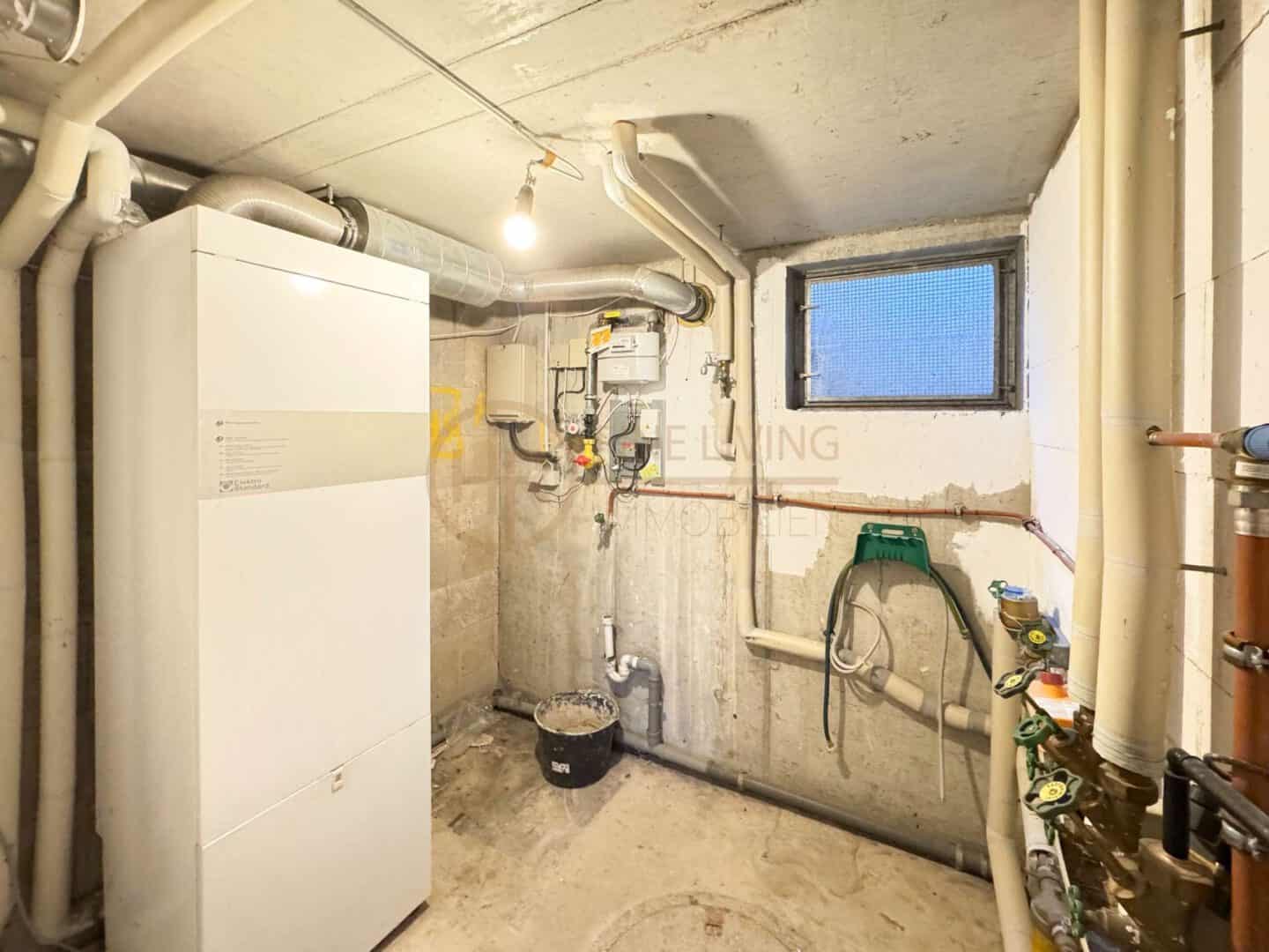 Technikraum mit Wärmepumpe