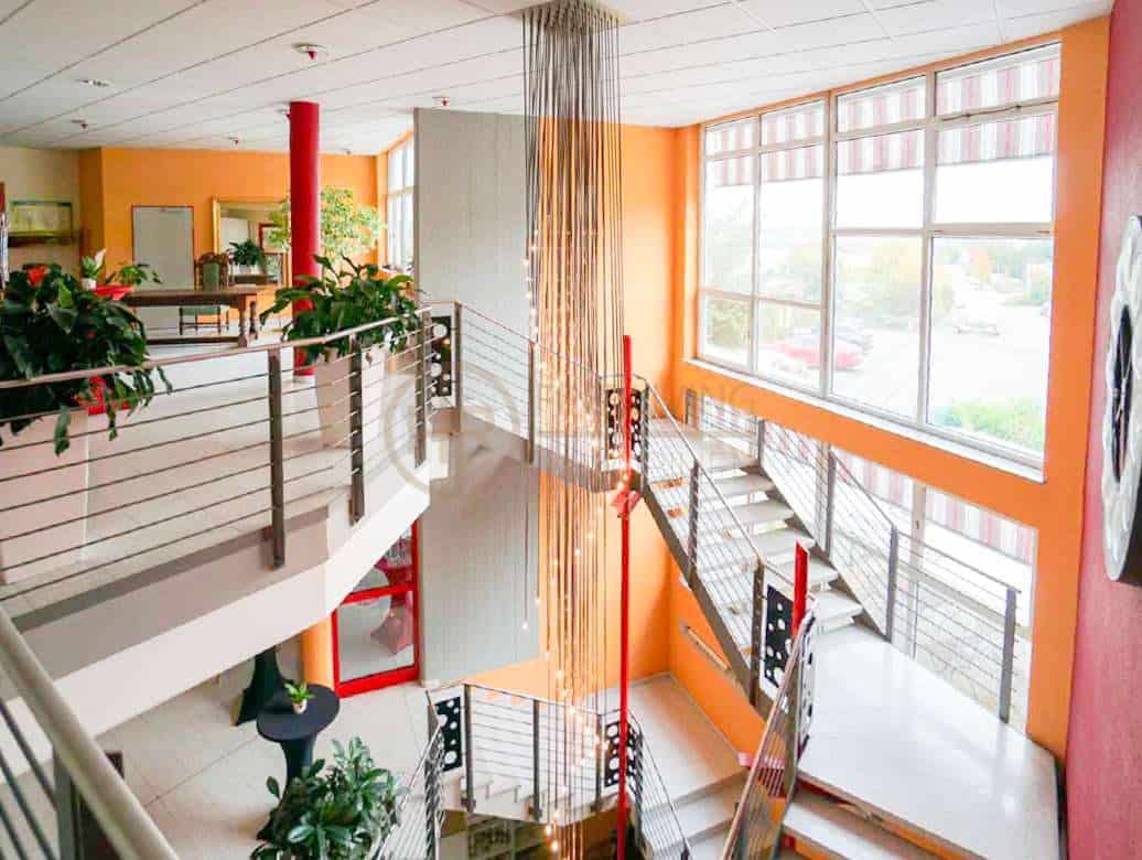 Hohe Eingangshalle mit Designerleuchte