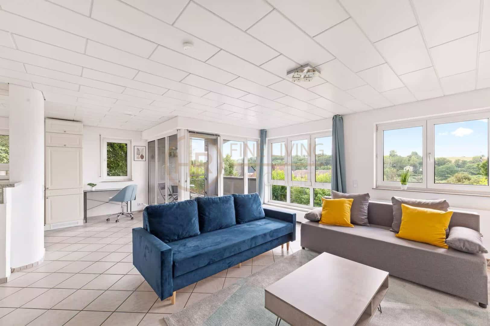 Wohnzimmer mit Balkon