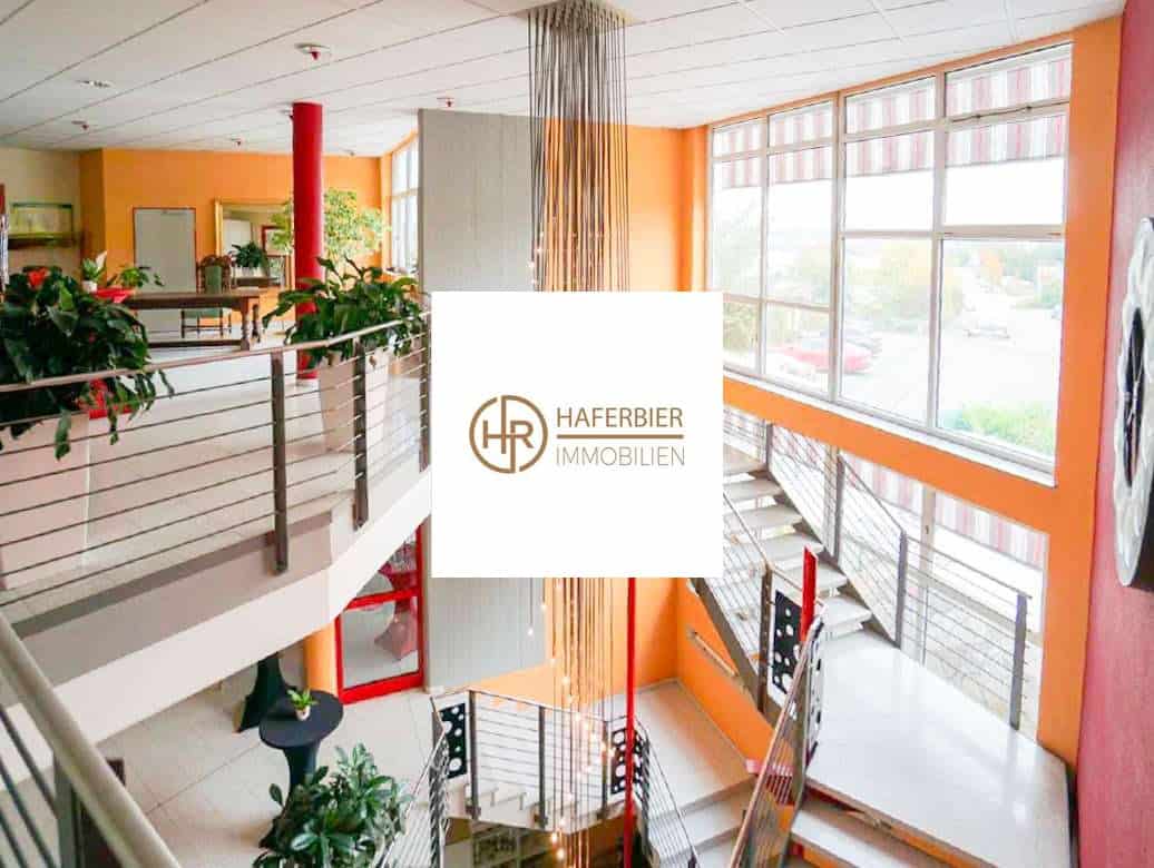 Hohe Eingangshalle mit Designerleuchte