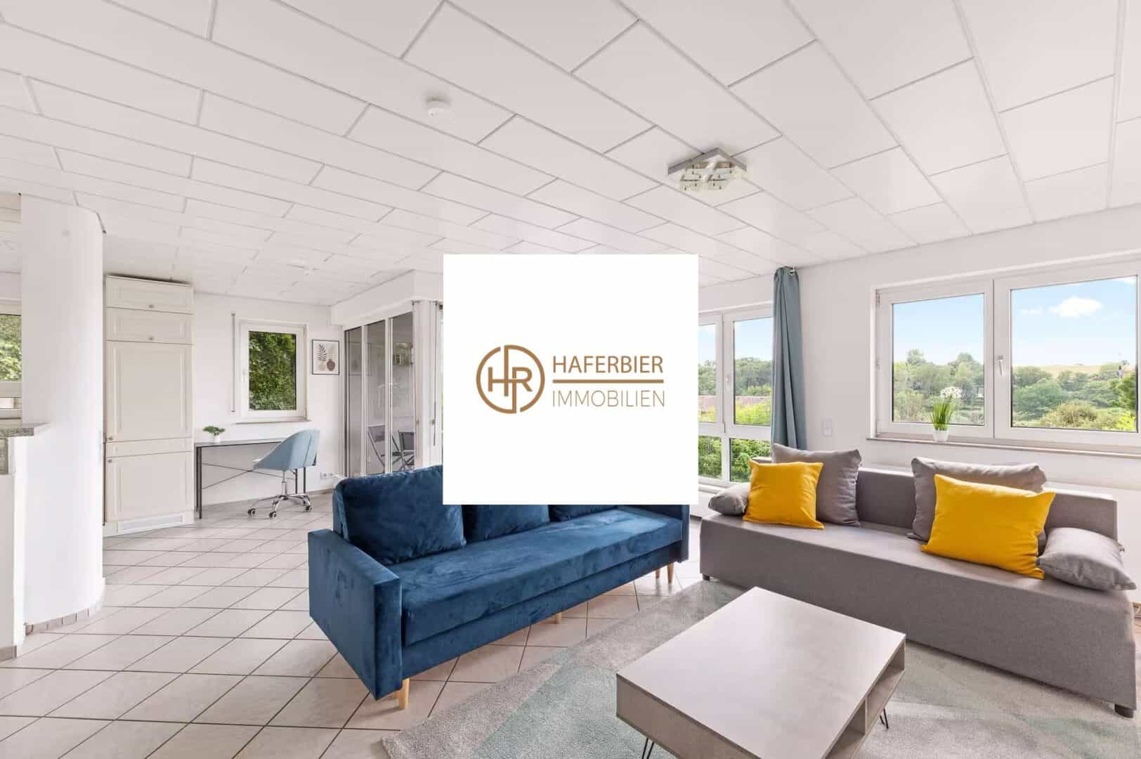 Wohnzimmer mit Balkon